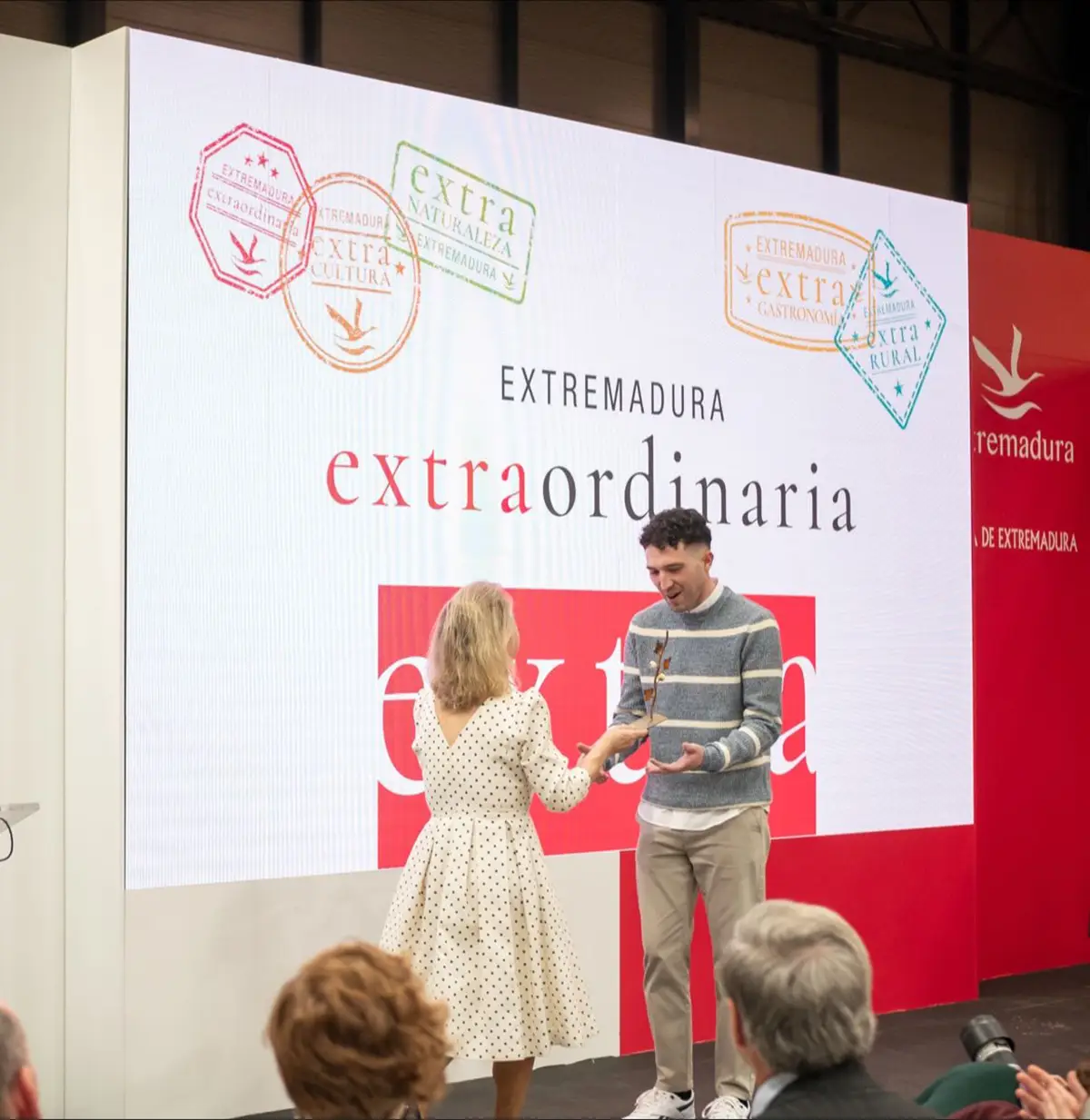 El equipo de Extremadura Curiosa con el premio de la Junta de Extremadura