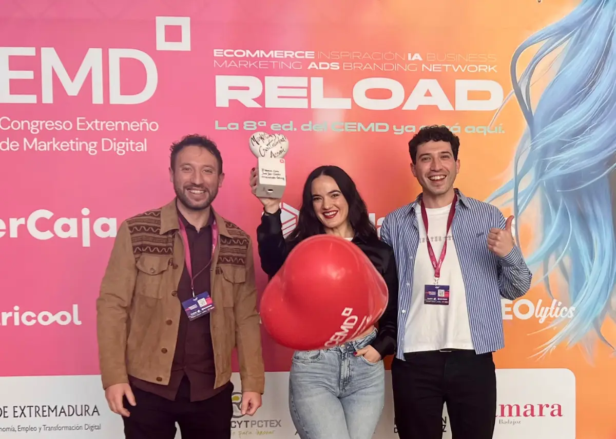 El equipo de Extremadura Curiosa recogiendo un premio de marketing